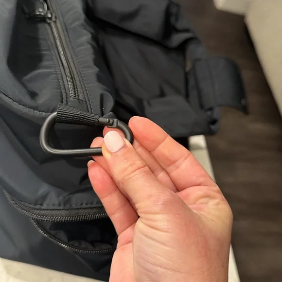 BNWT Vuori Black gym 2.0 Bag with Zipper - Picture 5 of 9